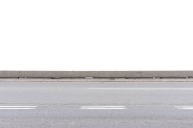 Şehir asfalt boş yol kaldırım ve üzerinde beyaz izole trafiği için üç lane ile trafikte Köprüsü