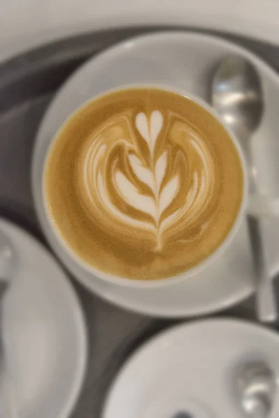 Hermoso Capuchino Con Latte Arte Plato Camarero Listo Para Llevar — Foto de Stock