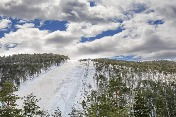 Büyük Kayak Parça Bulutlu Gökyüzü Ile Divcibare Dağ Kırsal Üzerinde — Stok fotoğraf