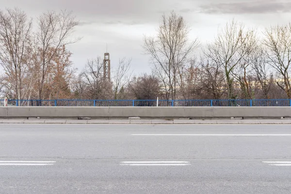 Kaldırım ve trafik için üç şeritli şehir asfalt boş yol köprü trafiği