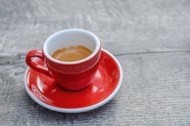 Espresso kahve kırmızı Kupası ahşap masa tatilinde için