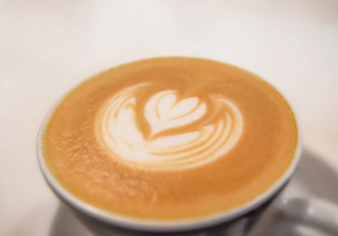 Taze yapılmış kapuçino barista kafeterya beyaz tablo tarafından yapılan