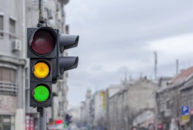 Yeşil ve sarı ışık semafor blury arka plan ile kentsel şehir