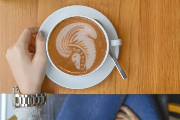 Chica Cafetería Con Gran Taza Moca Latte Indio Arte Mesa — Foto de Stock