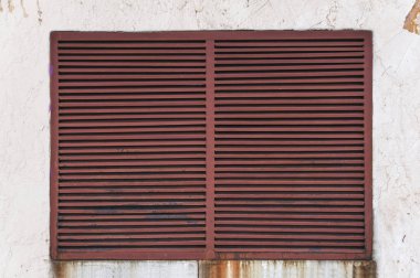 Demir kahverengi kapalı pencere kaba yapısı ile beyaz doku cephesinde