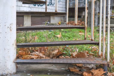 Demir merdivenler eski yapı binasında sonbahar mevsiminde çıkıyor