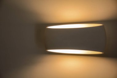 Modern dekoratif tasarım ev iç duvarda aydınlatılmış