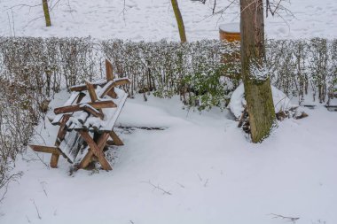 Eski ahşap kış tezgah soğuk gün sezonu iklimde karla kaplı