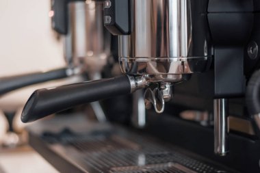 Profesyonel espresso café makinesi kafeteryasında yakın çekim