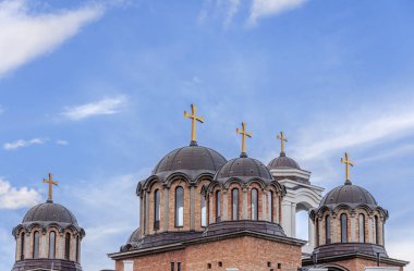 Çatı ve üst bulutlu mavi gökyüzü ile ortodox Hıristiyan Kilisesi