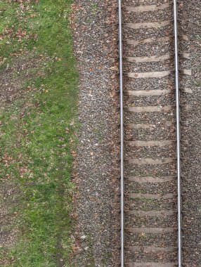 Yeşil çim ile Tren yolda yukarıdan görüntülemek 