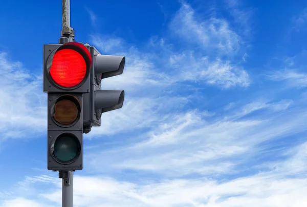 Semáforo Vermelho Luz Com Fundo Céu Nublado — Fotografia de Stock