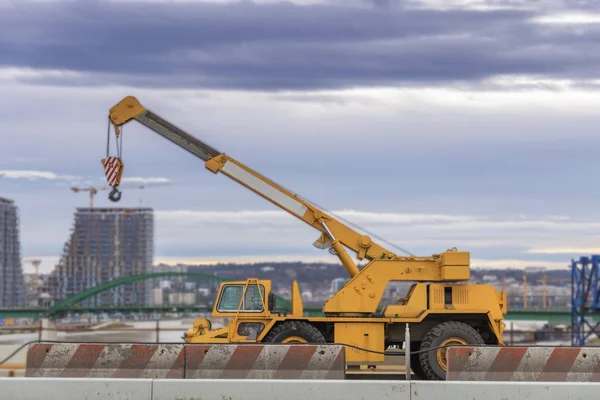 Truck Crane Konstruktion Med Dramatiska Molnig Himmel Bron Staden — Stockfoto