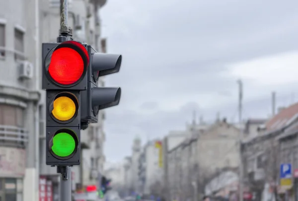 Luz Roja Con Fondo Brumoso Urbano Semáforo Amarillo Verde Imagen De Stock