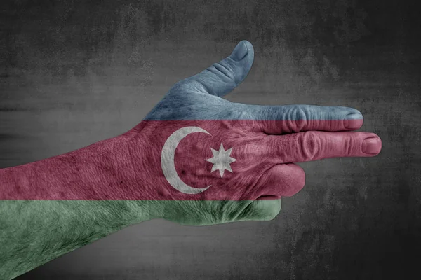 Erkek eli silah gibi boyanmış Azerbaycan bayrağı 