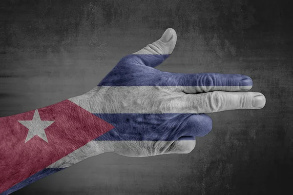 古巴国旗像枪一样涂在男性手上 — 图库照片