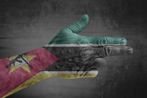 Mosambikanische Flagge Wie Eine Waffe Auf Männliche Hand Gemalt — Stockfoto