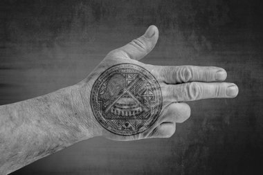 Amerikan Samoası devlet mührü bayrağı erkek eli silah gibi boyanmış 