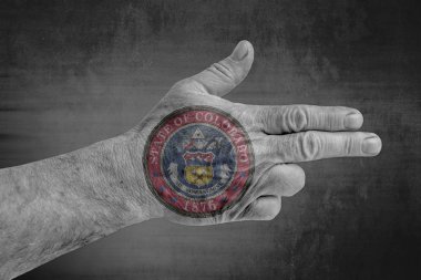 Bize devlet Colorado mühür boyalı üzerinde erkek eli silah gibi bayrak 