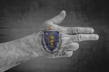 Bize devlet Massachusette bayrağı erkek eli silah gibi boyanmış 