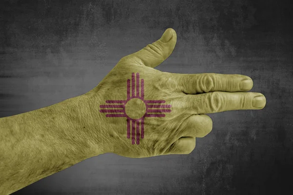 Oss Staten New Mexico Flagga Målad Manliga Handen Som Pistol — Stockfoto