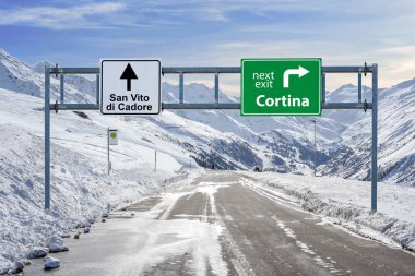 Cortina ve San Vito sı Cadore İtalyanca şehir yol büyük işareti kar ve dağ gökyüzü bir sürü ile Kayak 