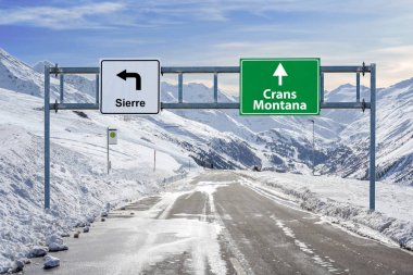 İsviçre Kayak kasaba Crans Montana ve Sierre yol büyük işaret bir sürü kar ve dağ gökyüzü 