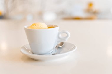 Dondurma Beyaz ahşap bir masa üzerinde seramik bir fincan kahveyle affogato