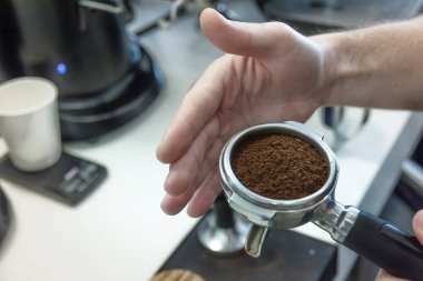 Barista çekilmiş kahve kaşık presler