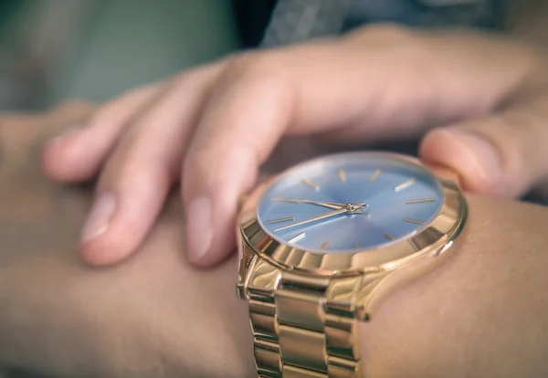 美丽的金色时尚手表在一个女孩的手 — 图库照片