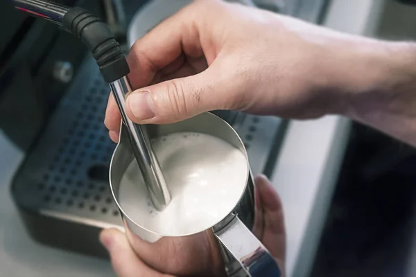 Barista kahve dükkanında süt buğulaması