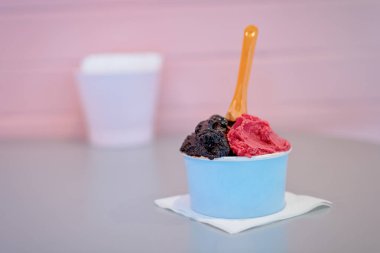 Koyu çikolata ve ahududu Ice cream masada mavi Kupası