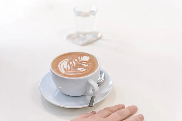 Чашка Мокки Большом Белом Кофе Деревянном Белом Столе — стоковое фото