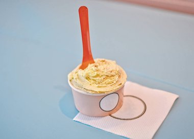Gelato vanilya kremalı dondurma masada