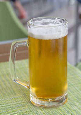 Karanlık bir barda bir bardak light bira.