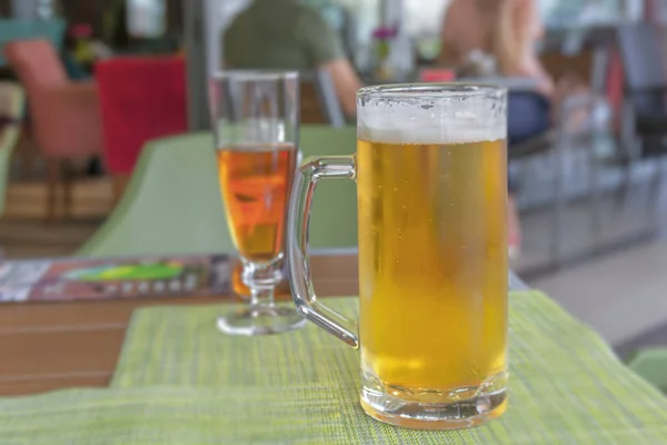 レストランのテーブルに軽めのビールのグラスを閉じる — ストック写真