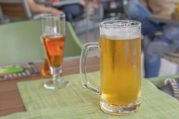 Copo Cerveja Leve Uma Mesa Restaurante — Fotografia de Stock
