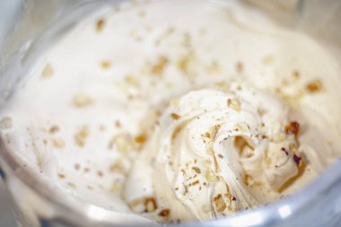 Metal kase fındık lezzet gelato dondurma tam