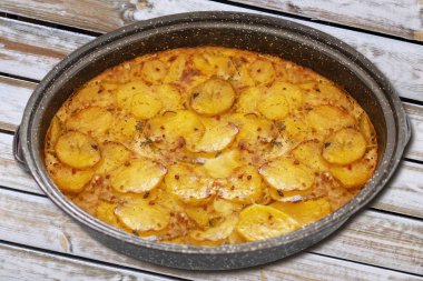 Sırp bulaşık mousaka bir tencerede, ahşap masa üzerinde geleneksel çeşitli çanak gibi balkan mutfağı