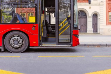 Kırmızı toplu ulaşım otobüs otobüs durağı Street üzerinde
