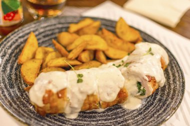 Nağmeleme patates ve biberiye bir tablo ile doldurulmuş tavuk