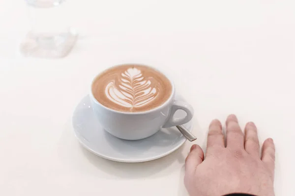 Мокка Большой Белой Чашке Кофе Деревянном Белом Столе — стоковое фото