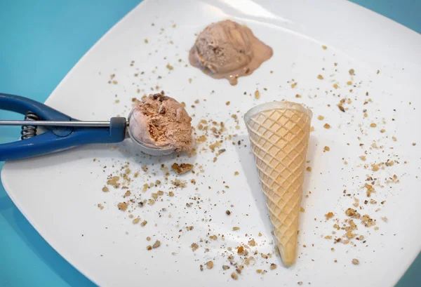 チョコレートバーのワッフル コーン部分とチョコレート アイス クリーム スクープのプレート — ストック写真