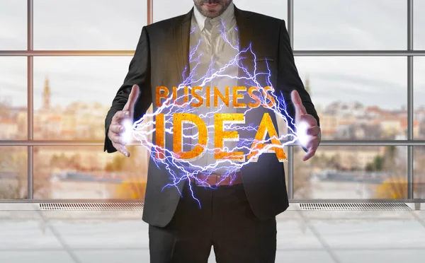 商业理念和人从他手中制造电灯插销的概念 — 图库照片
