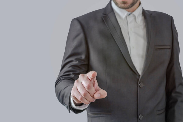 бизнесмен показывает на вас пальцем
