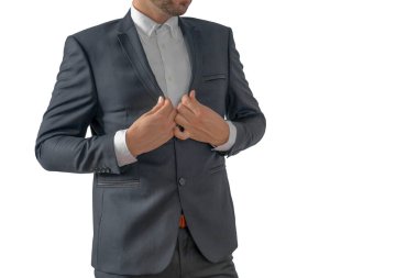 Özel dikim takım elbiseli bir adam beyazların üzerinde yalnız poz veriyor.