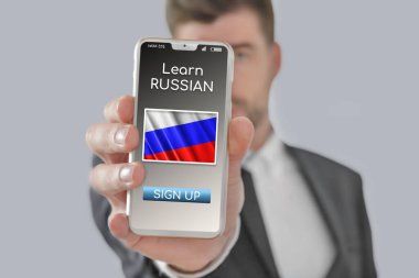 Çevrimiçi kavram, Rusya bayrağı izole edilmiş cep telefonunda e-öğrenme uygulaması gösteren biriyle Rusça öğrenin