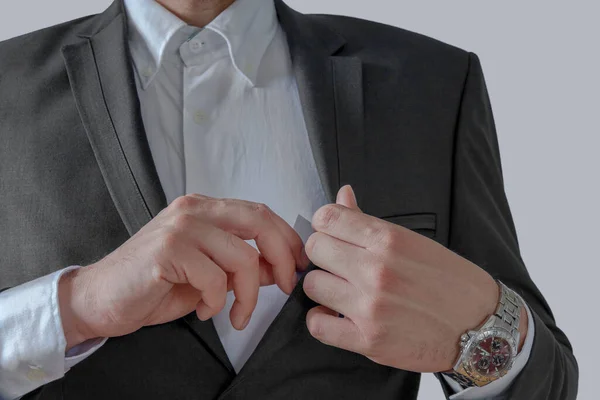 Zakenman Trekt Witte Kaart Uit Zak Van Business Suit — Stockfoto