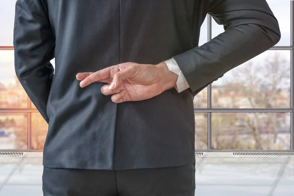 Zakenman Met Zijn Vingers Gekruist Achter Zijn Rug Het Kantoor — Stockfoto