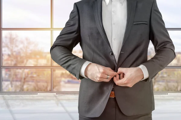 Elegante Hombre Guapo Traje Botón Oficina Con Gran Ventana —  Fotos de Stock